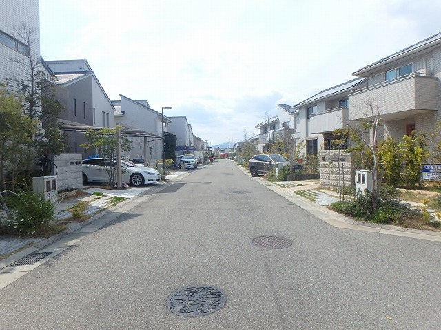 南側公道から西へ望む