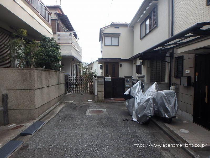 北側道路から東へ望む