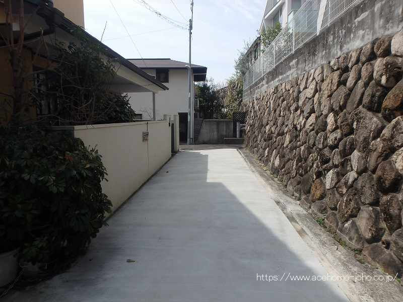 北側道路から西へ望む
