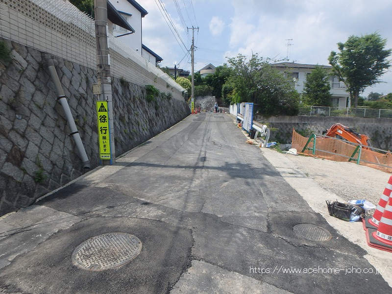 北西側公道から北東へ