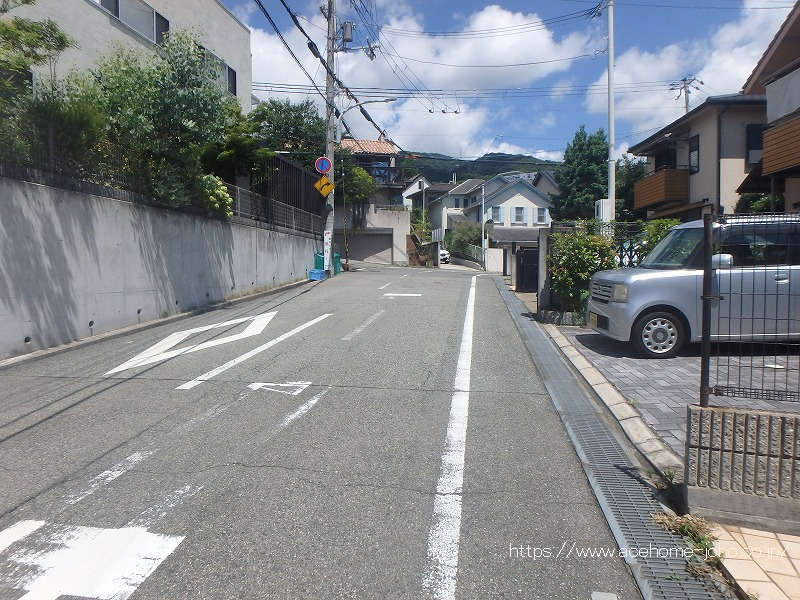 南東側公道から北東へ