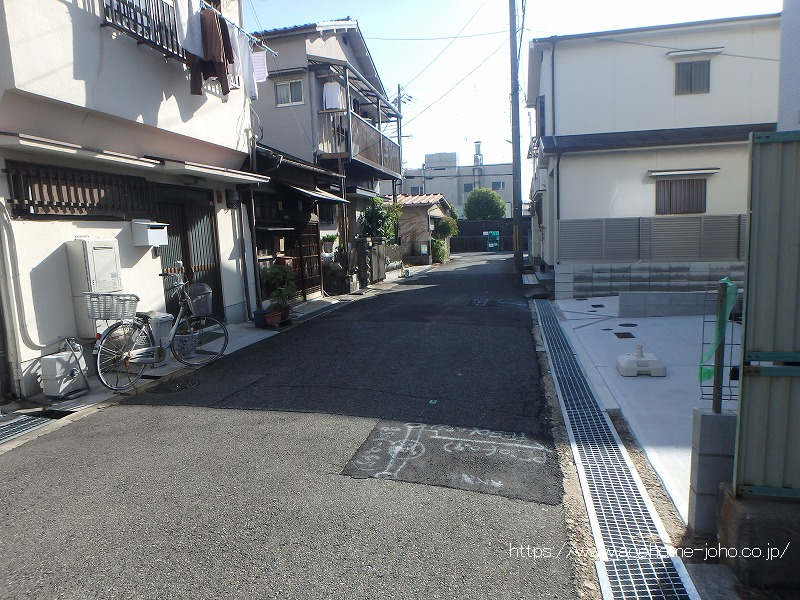 東側道路から南へ望む