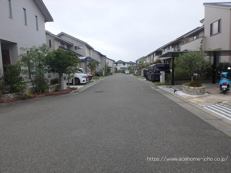 北側公道から西へ望む
