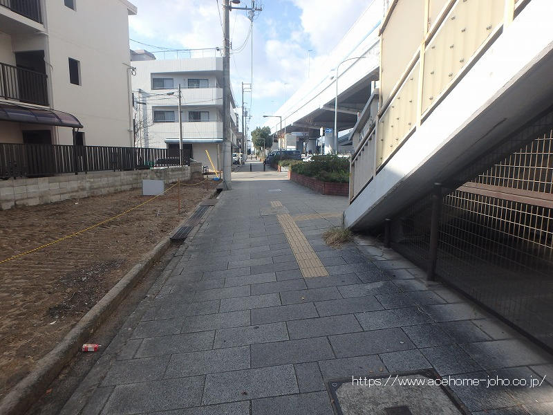 北側歩道から西へ望む