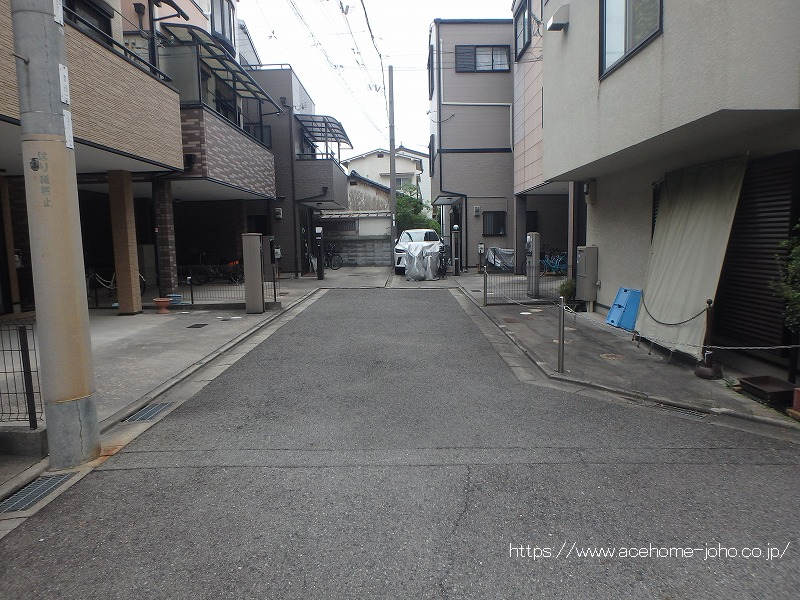 南側道路から東へ望む