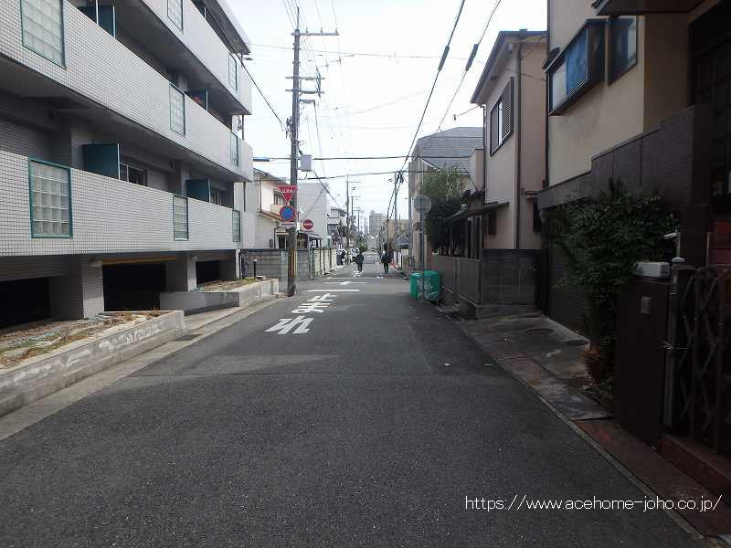 北側公道から東へ望む