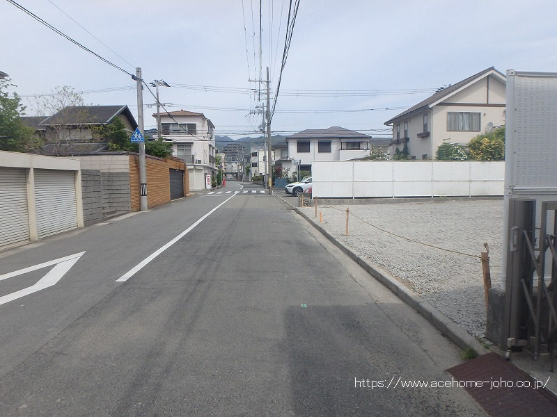 西側公道から北へ望む