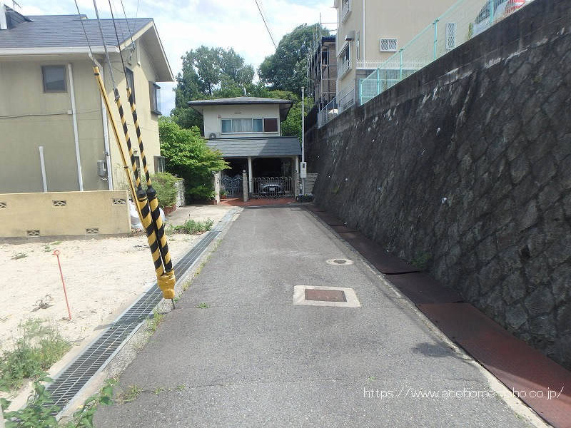 南西側公道から南東へ