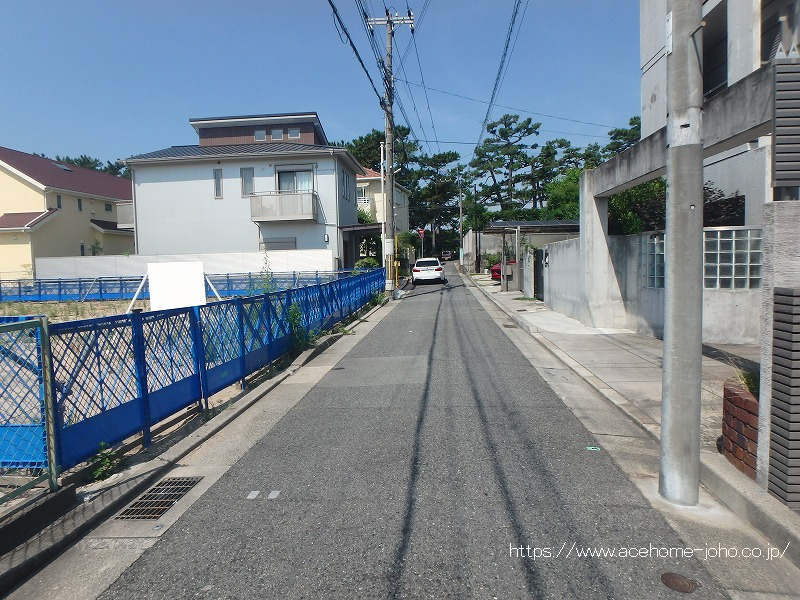 北側公道から西へ望む