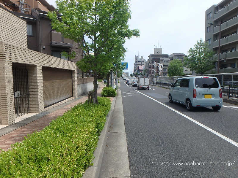 南東側公道から北東へ