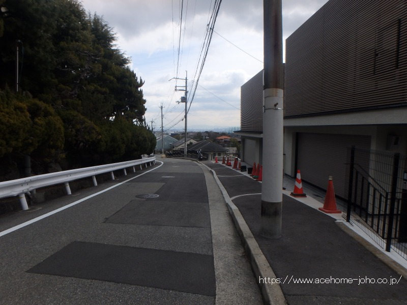 北側公道から東へ望む