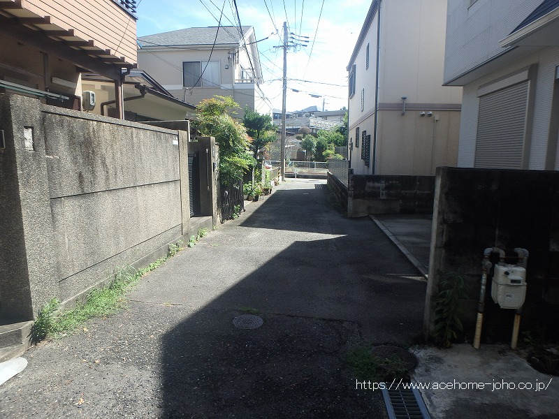 北西側道路から北東へ