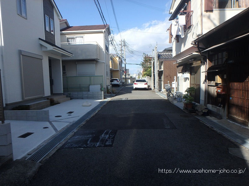 東側道路から北へ望む