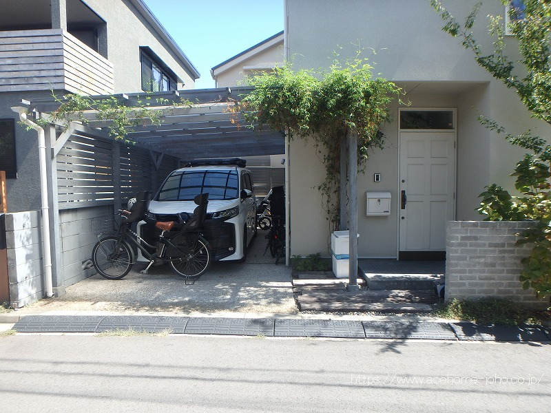 玄関周りと駐車場