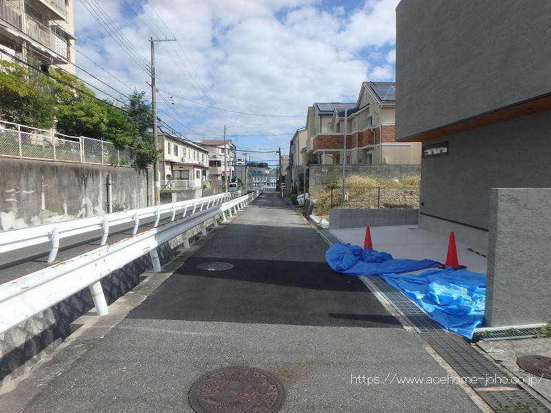 北側公道から東へ望む