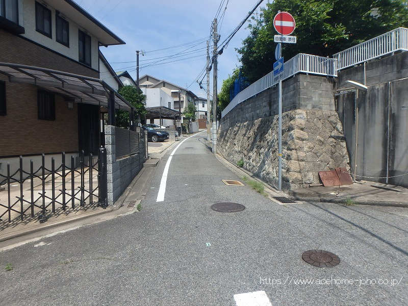 北東側公道から北西へ