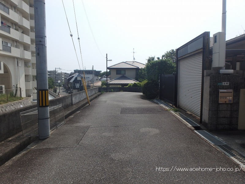 北側公道から東へ望む