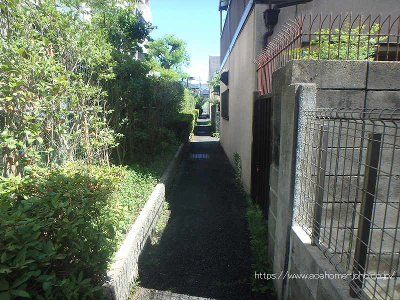 西側通路から北へ望む