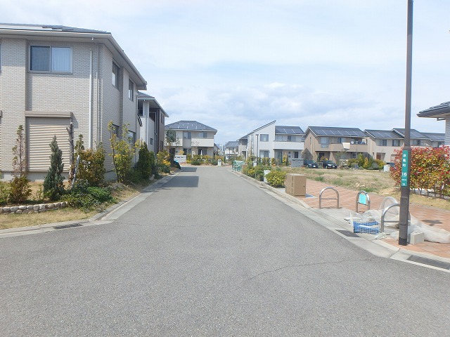 東側公道から北へ望む