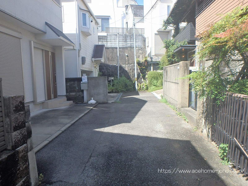 北西側道路から南西へ