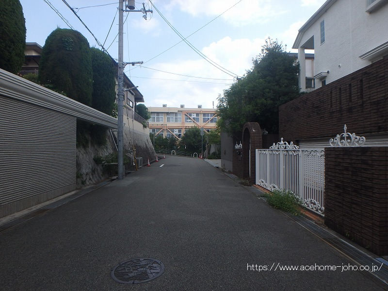 北西側公道から北東へ