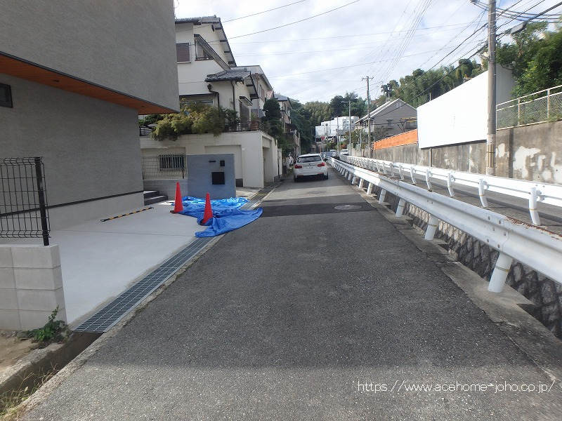 北側公道から西へ望む