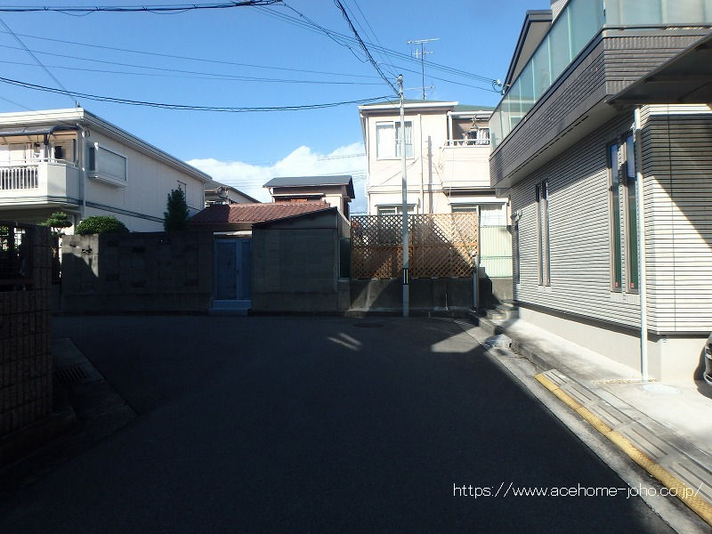 西側公道から北へ望む