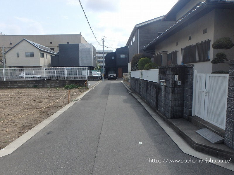 南側公道から東へ望む