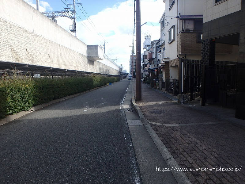 北側公道から東へ望む