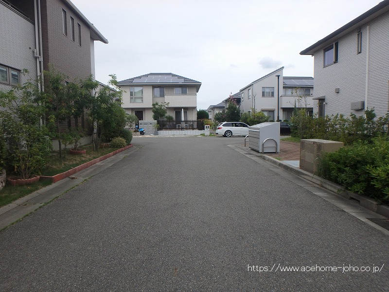 東側公道から北へ望む