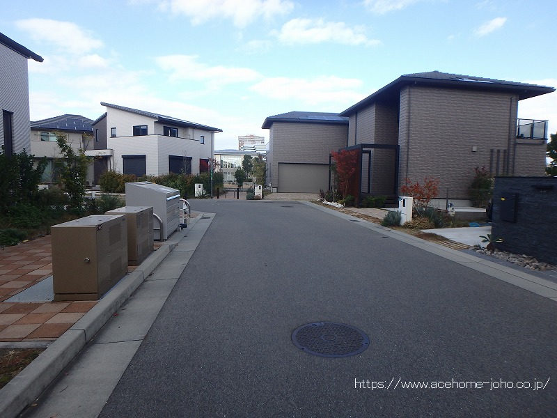 東側公道から北へ望む