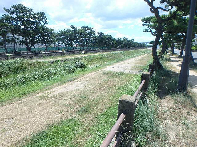 東側に流れる芦屋川