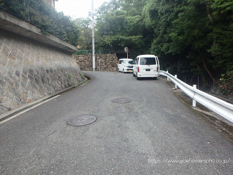 東側公道から北へ望む