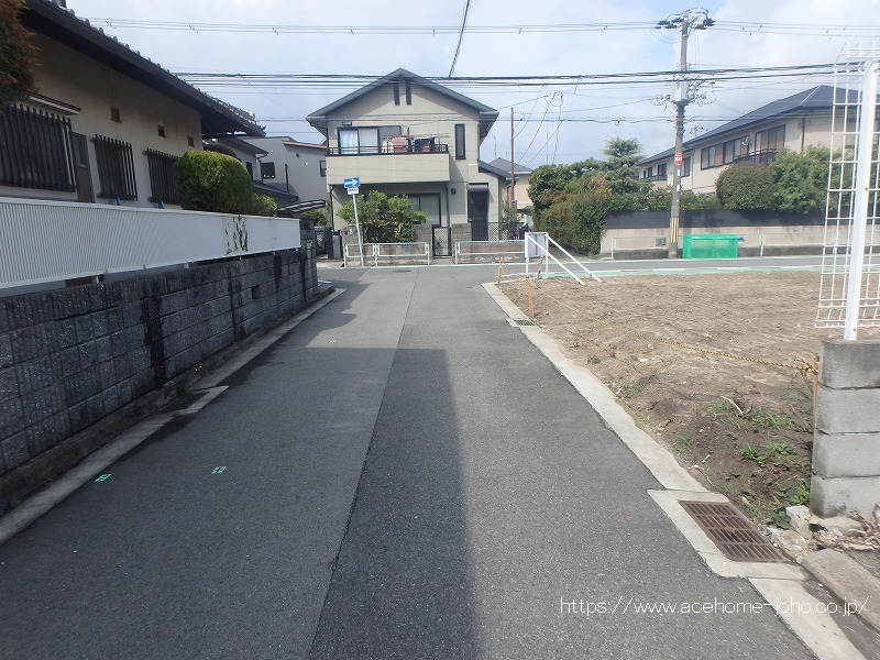 南側公道から西へ望む