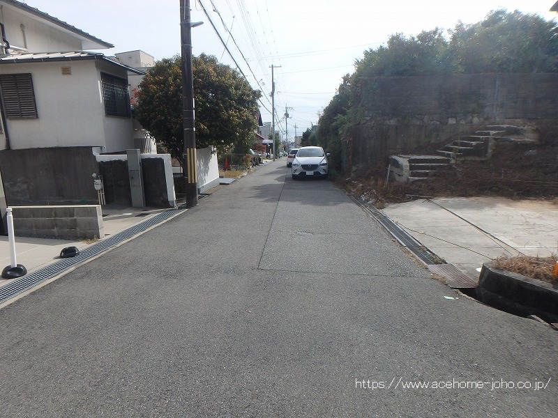 東側道路から南へ望む