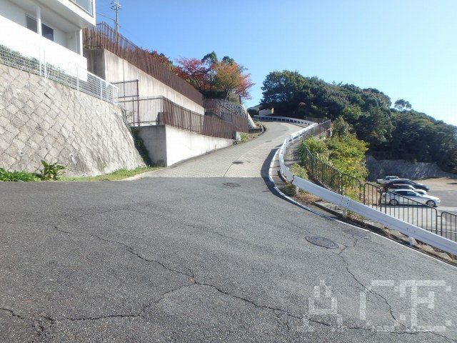 北側公道から東へ望む