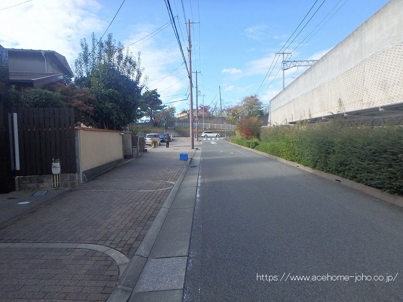 北側公道から西へ望む