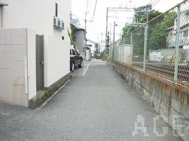 北側公道から西へ望む