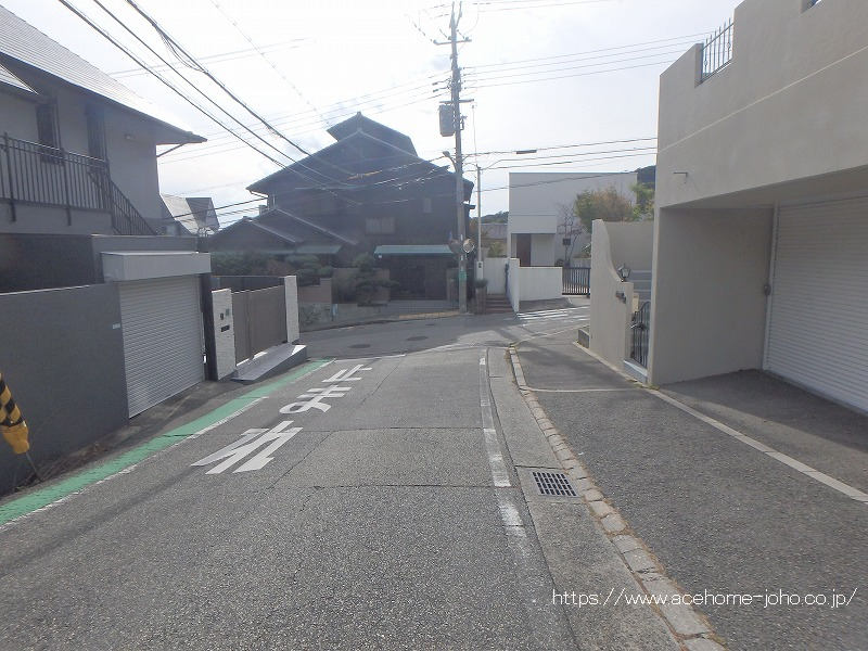 南東側公道から南西へ