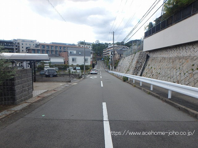 南側公道から西へ望む