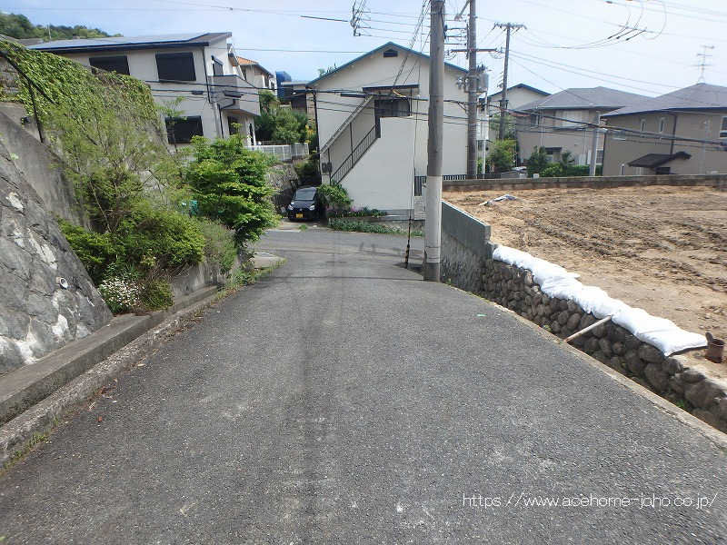 南側道路から東へ望む