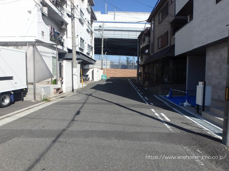 西側公道から北へ望む