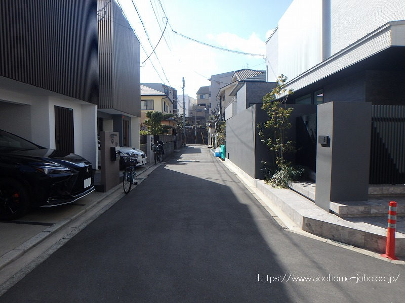 南側道路から西へ望む