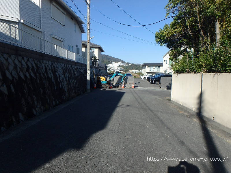 東側道路から北へ望む