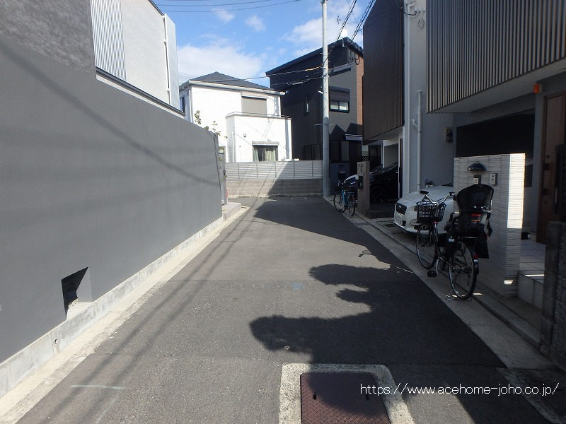 南側道路から東へ望む