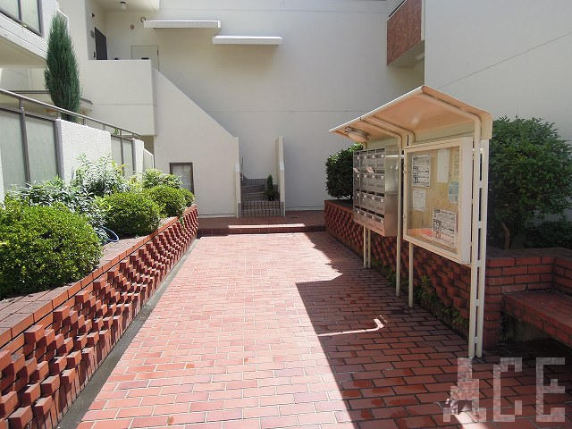 エントランスへの通路