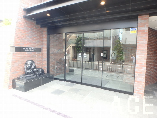 北側のエントランス
