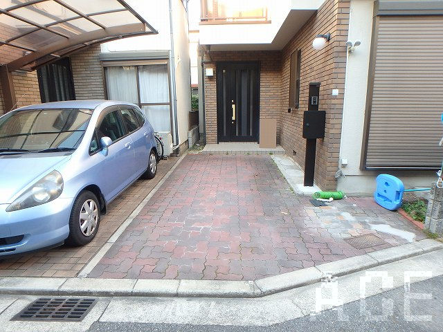 玄関周りと駐車場