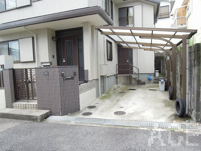 玄関と駐車場