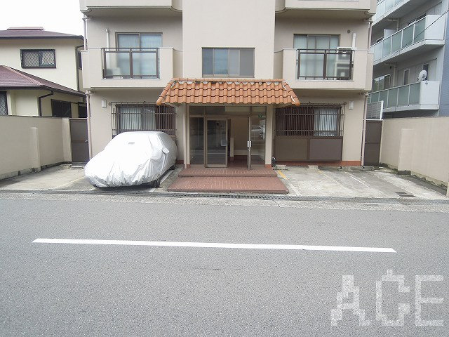 建物外観と駐車場